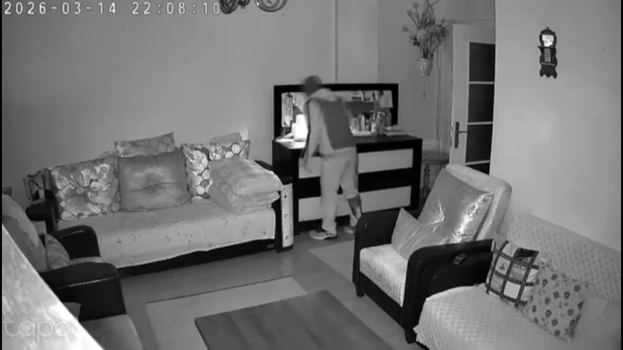 eve-giren-hirsizi-izleyip-aklini-aldi-o-anlar-kamerada