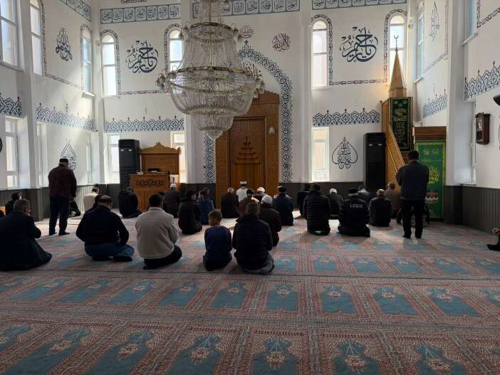 konyadaki-bu-camide-teravih-sonrasi-vatandasa-cay-da-ikram-ediliyor