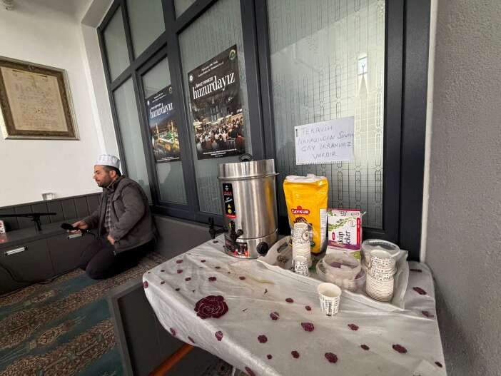 konyadaki-bu-camide-teravih-sonrasi-vatandasa-cay-da-ikram-ediliyor