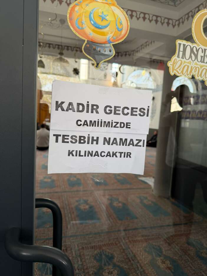 konyadaki-bu-camide-teravih-sonrasi-vatandasa-cay-da-ikram-ediliyor