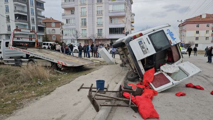 tarim-iscilerini-tasiyan-minibus-kaza-yapti-5-yarali