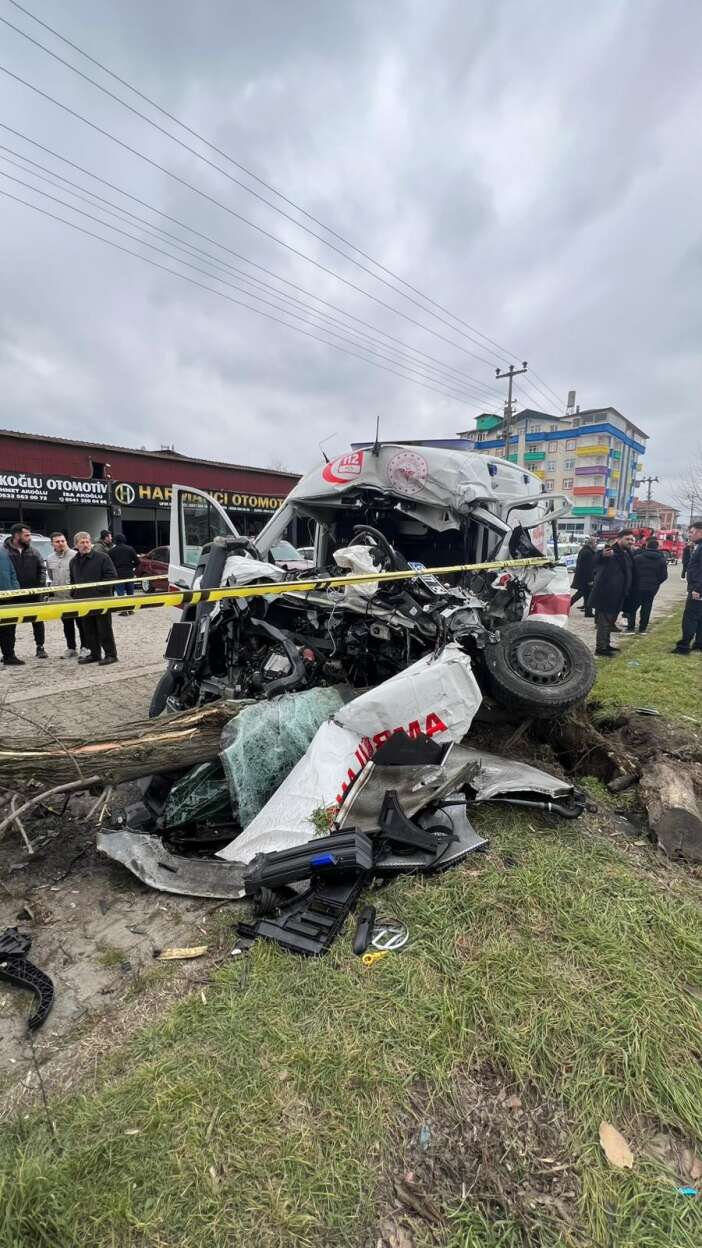 ambulans-kaza-yapti-1-saglik-calisani-oldu-3-yarali-var