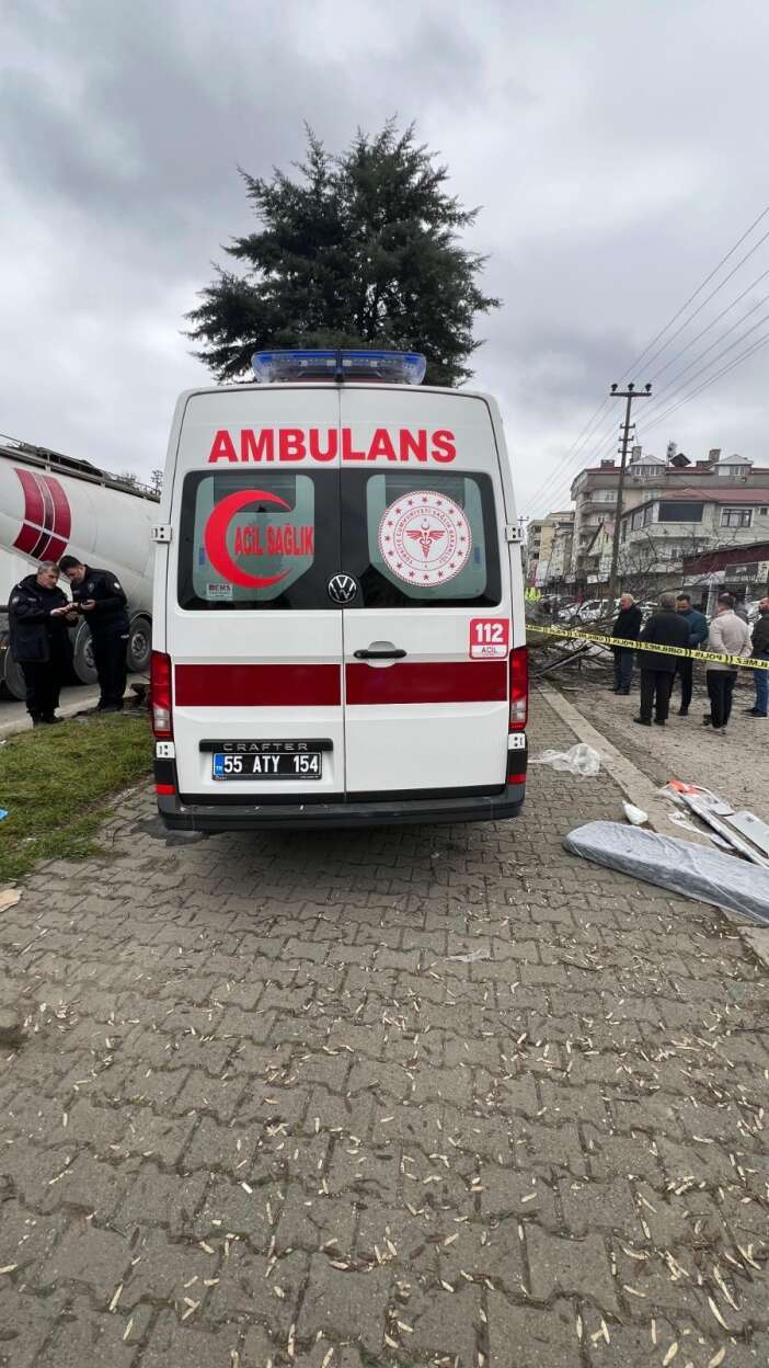 ambulans-kaza-yapti-1-saglik-calisani-oldu-3-yarali-var