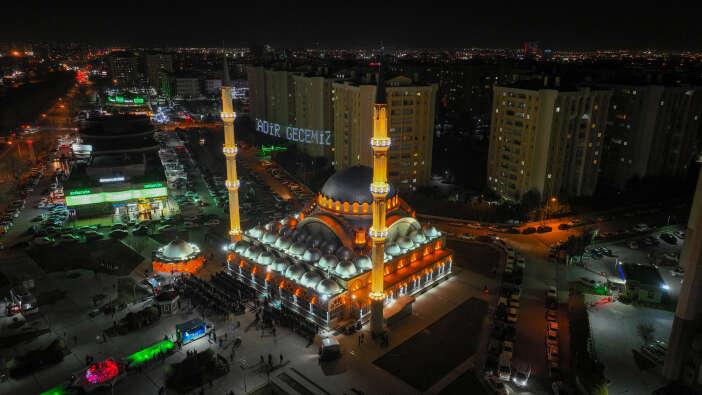 baskan-pekyatirmaci-konyalilarin-kadir-gecesi-coskusuna-ortak-oldu