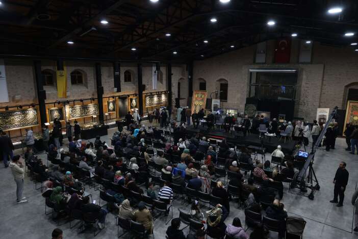 kadir-gecesi-konyadaki-peygamber-asiklarini-costurdu