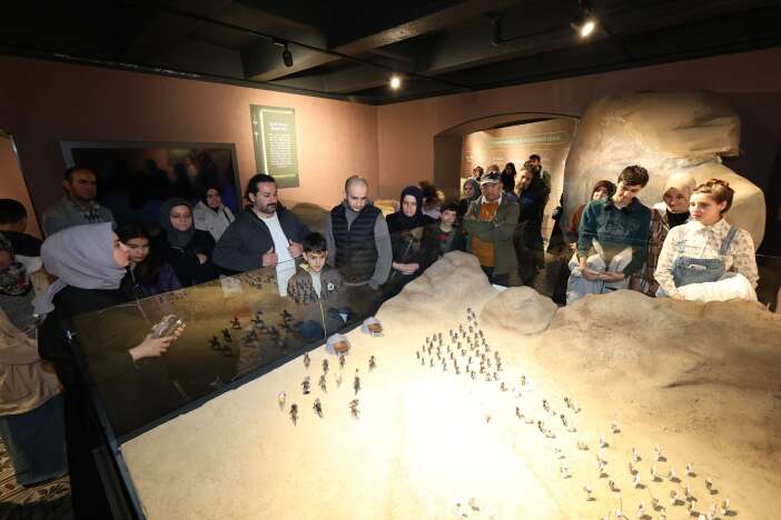 kadir-gecesi-konyadaki-peygamber-asiklarini-costurdu