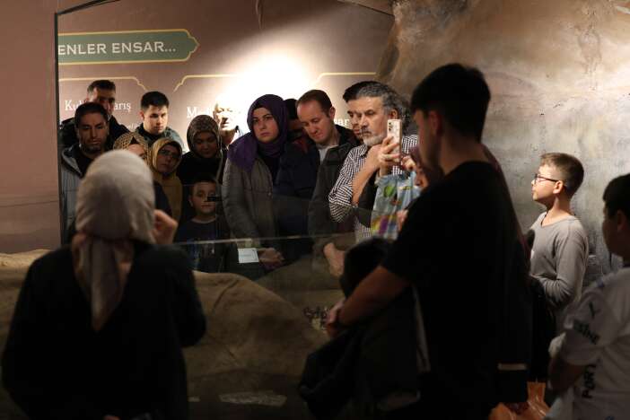 kadir-gecesi-konyadaki-peygamber-asiklarini-costurdu