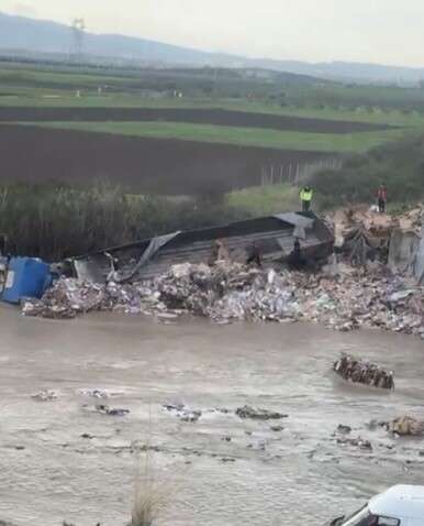 karton-yuklu-tir-caya-dustu-mustafa-canik-hayatini-kaybetti