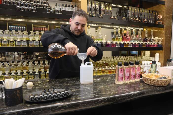 konyada-bayram-telasina-dusen-vatandaslar-solugu-kolonyacilarda-aldi