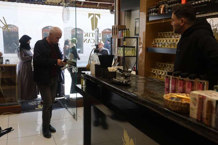 konyada-bayram-telasina-dusen-vatandaslar-solugu-kolonyacilarda-aldi