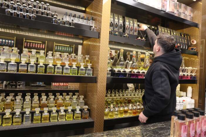 konyada-bayram-telasina-dusen-vatandaslar-solugu-kolonyacilarda-aldi