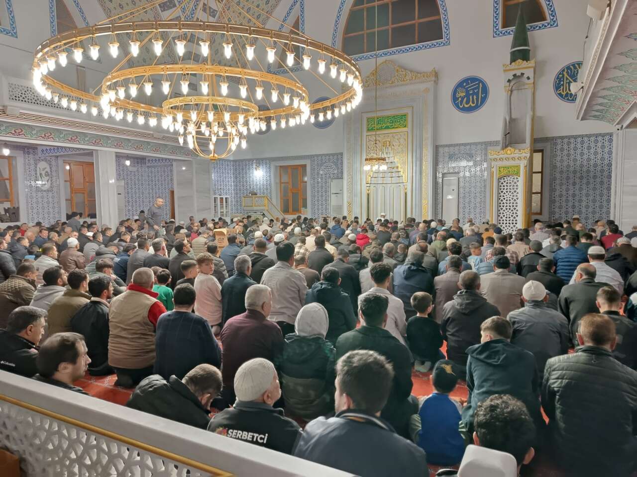 konyada-sakal-i-serif-ve-hattat-ahmet-karahisari-kurani-cemaatle-bulustu