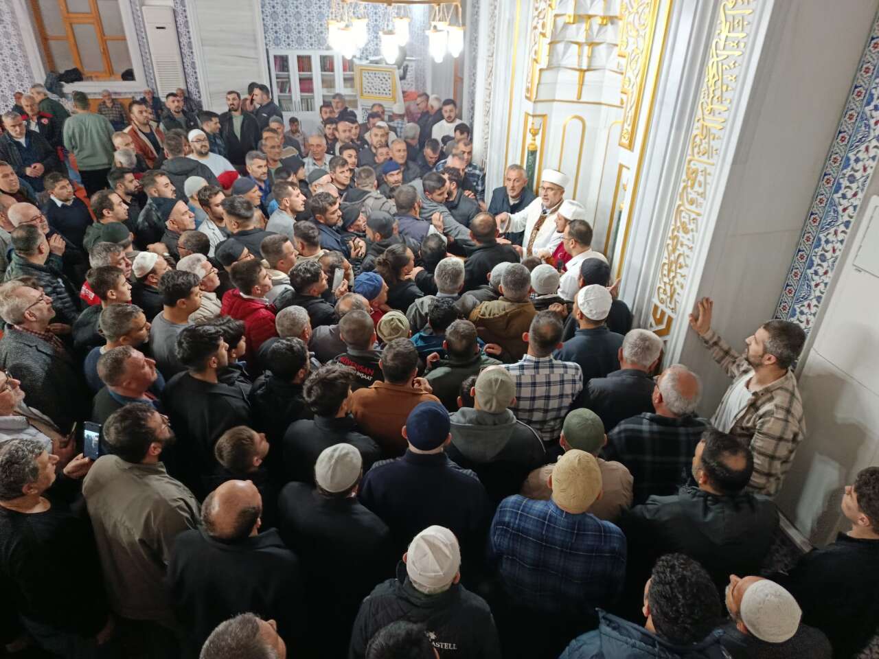 konyada-sakal-i-serif-ve-hattat-ahmet-karahisari-kurani-cemaatle-bulustu