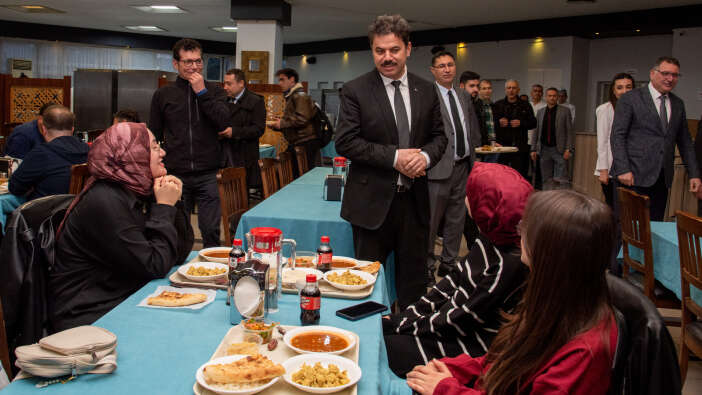 selcuk-universitesi-rektoru-yilmaz-ogrencilerle-iftar-yapti