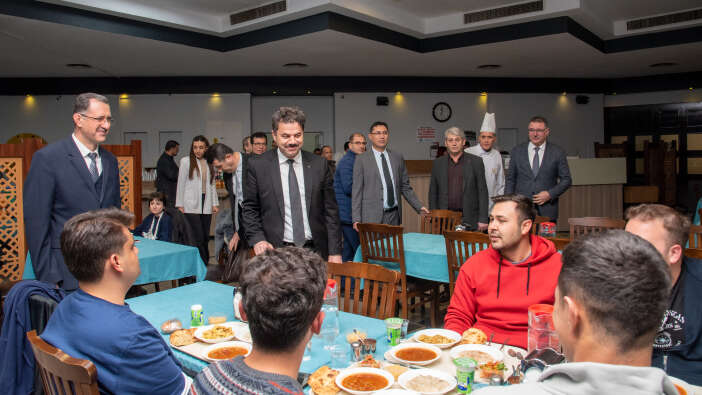 selcuk-universitesi-rektoru-yilmaz-ogrencilerle-iftar-yapti