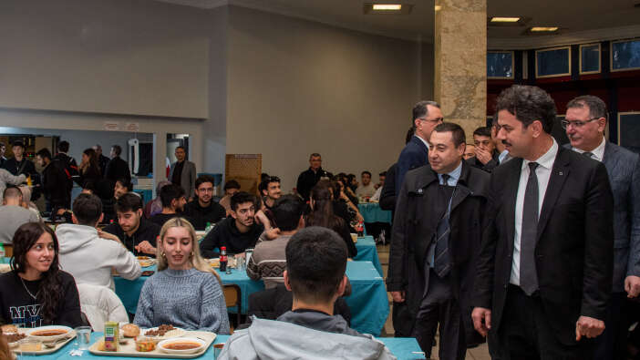 selcuk-universitesi-rektoru-yilmaz-ogrencilerle-iftar-yapti