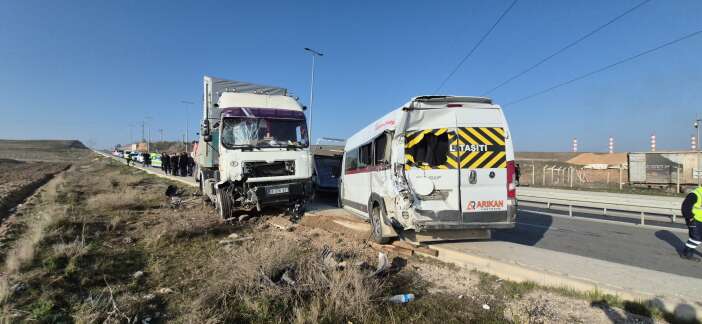 tir-4-araci-onune-katti-12-yarali-var