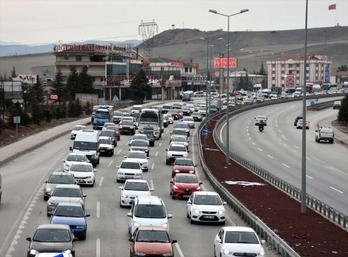 kilit-kavsakta-bayram-trafigi-yogunlugu-basladi