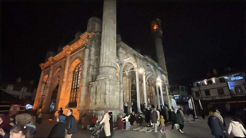 konyada-son-teravih-namazinda-cemaat-camilere-sigmadi