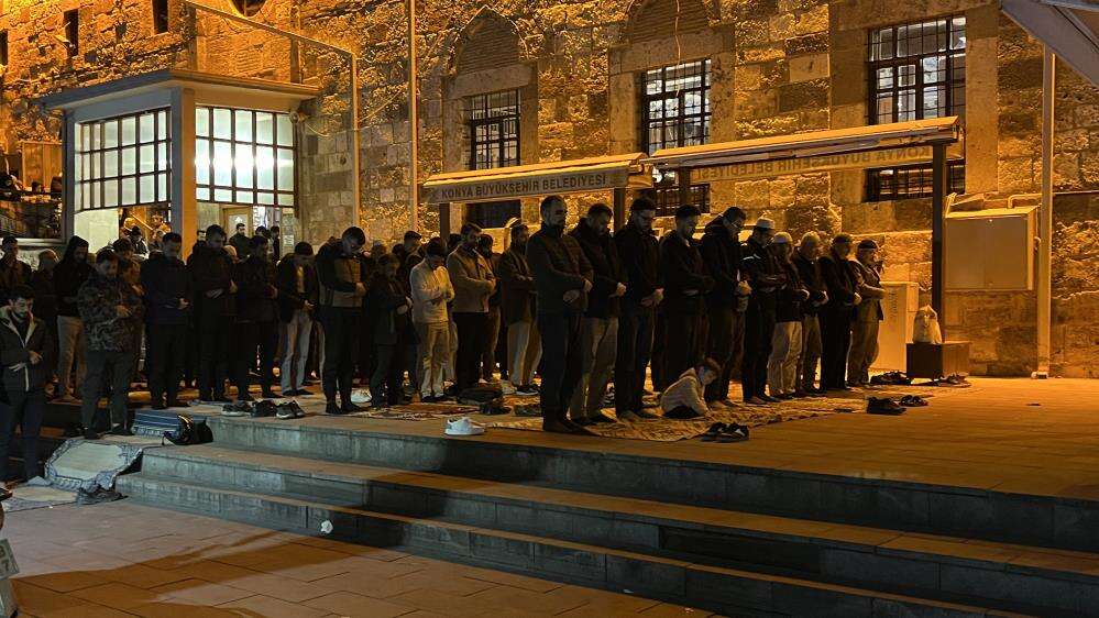 konyada-son-teravih-namazinda-cemaat-camilere-sigmadi