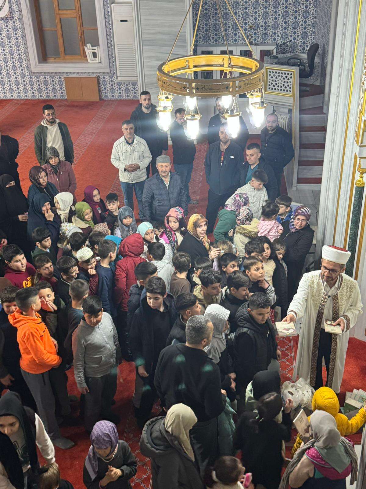 konyadaki-camide-teravih-sonrasi-cocuklara-hediyeler-dagitildi