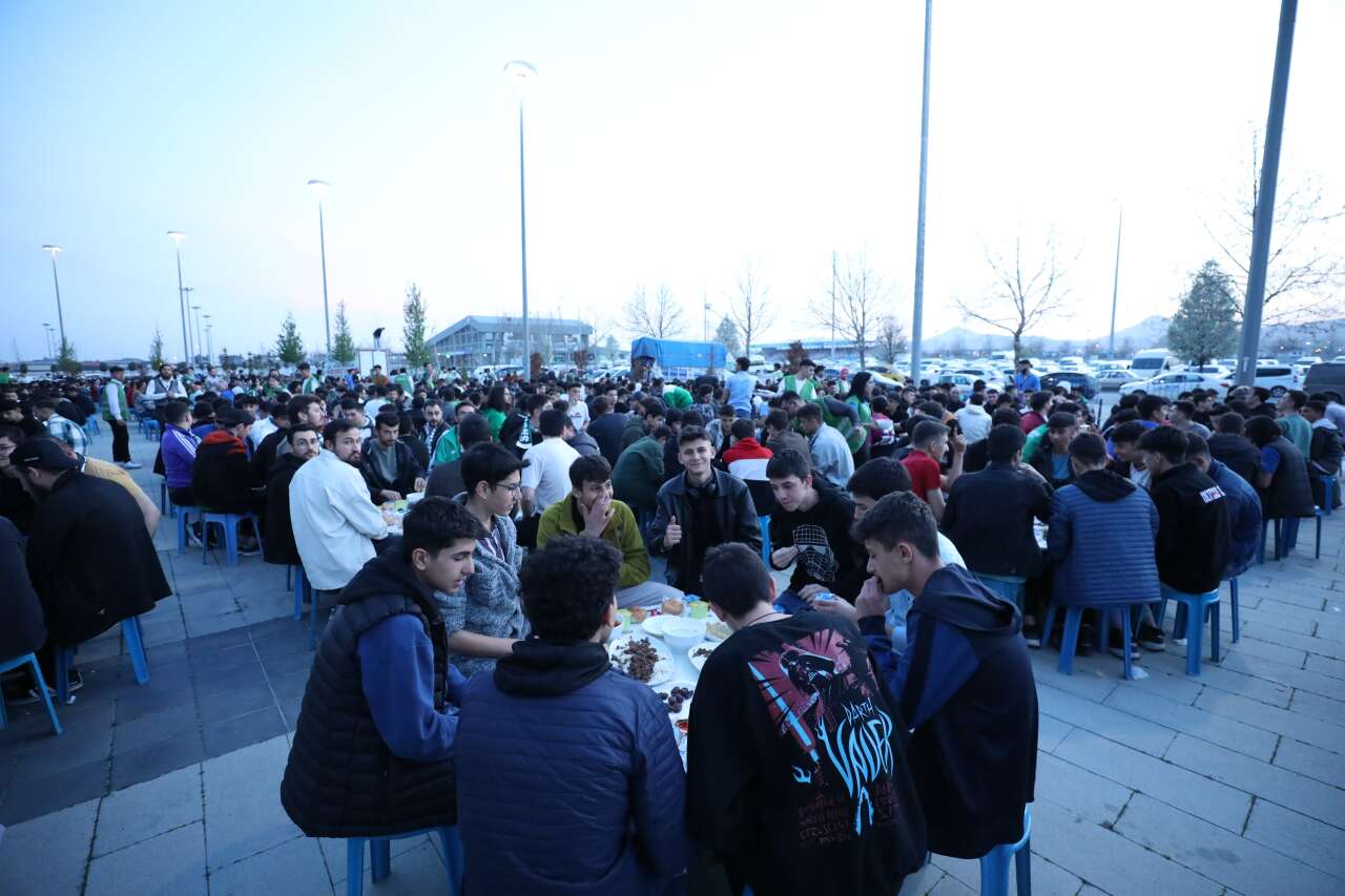 konyaspor-taraftarlari-genclerbirligi-maci-oncesi-iftar-sofrasinda-bulusacak
