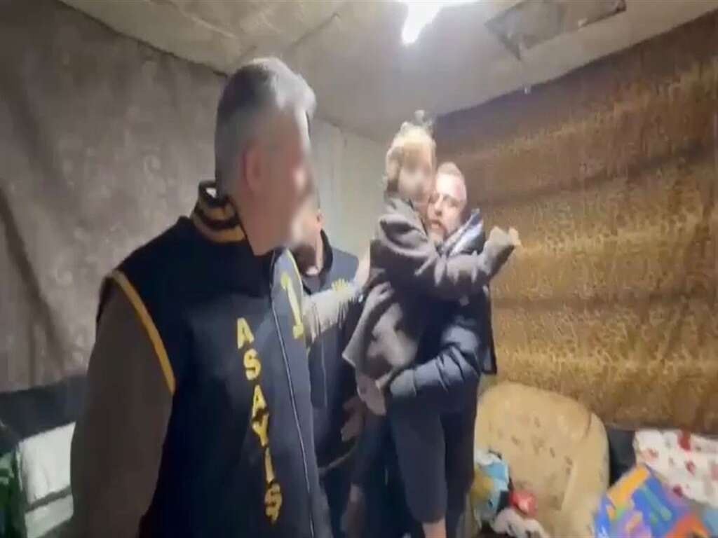 7-yil-boyunca-alikonulan-cocuk-annesine-kavustu-ilk-sozleri-duygulandirdi