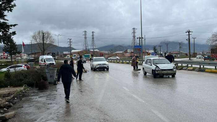 arefe-gunu-konya-yolunda-kaza-1-yarali-var