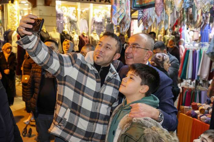 baskan-kavus-bayram-alisverisi-yapan-konyalilarin-sevincine-ortak-oldu