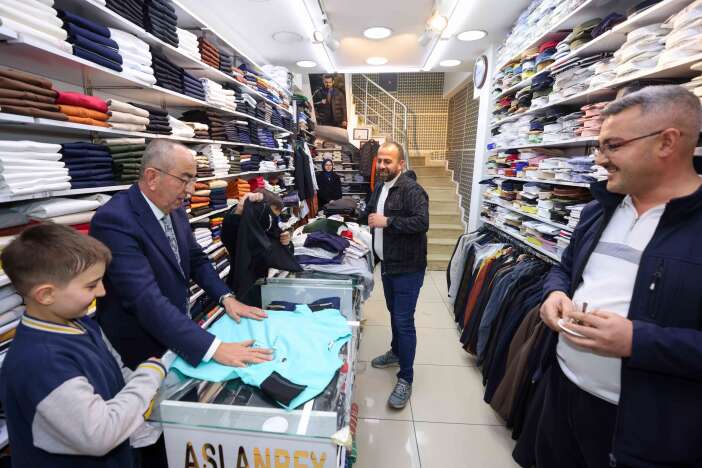 baskan-kavus-bayram-alisverisi-yapan-konyalilarin-sevincine-ortak-oldu