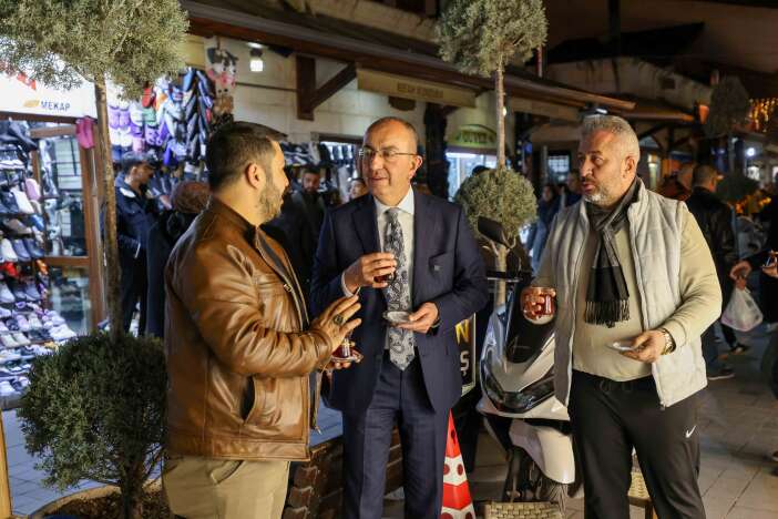 baskan-kavus-bayram-alisverisi-yapan-konyalilarin-sevincine-ortak-oldu