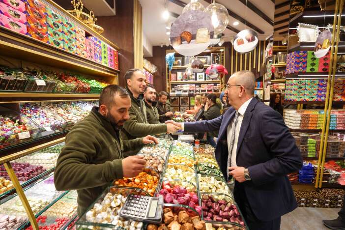 baskan-kavus-bayram-alisverisi-yapan-konyalilarin-sevincine-ortak-oldu