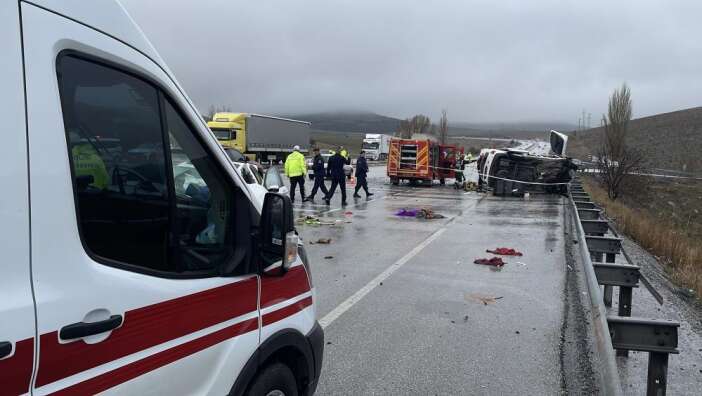 konyada-arefe-gunu-feci-kaza-2-kisi-hayatini-kaybetti