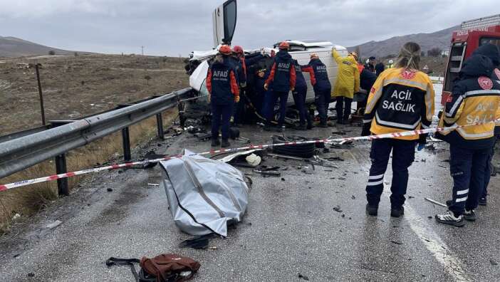 konyada-arefe-gunu-feci-kaza-2-kisi-hayatini-kaybetti