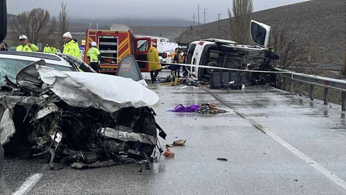 konyada-arefe-gunu-feci-kaza-2-kisi-hayatini-kaybetti