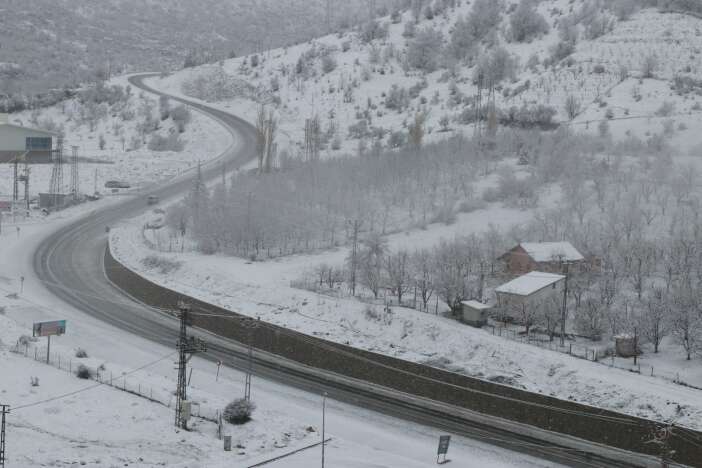 konyada-bayram-bereketiyle-geldi-bir-ilce-gune-karla-uyandi