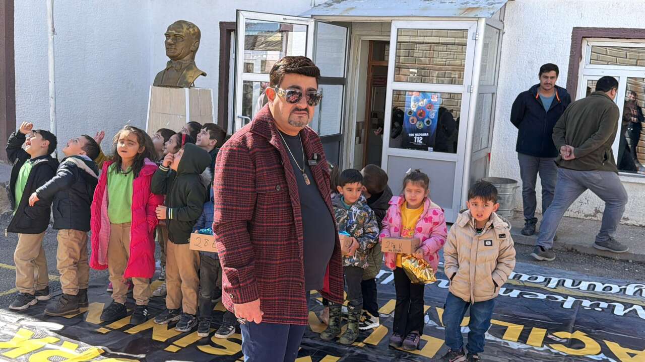 konyada-cocuklara-bayram-hediyesi-ayakkabi-ve-oyuncak-dagitildi