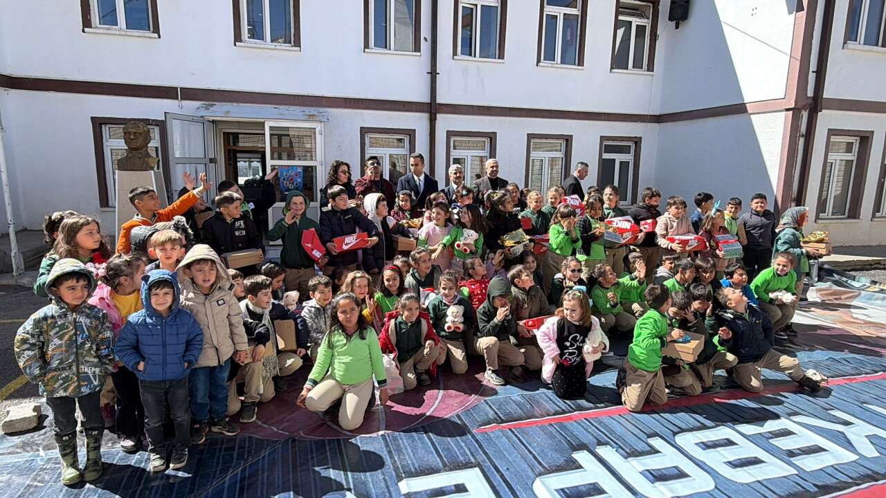 konyada-cocuklara-bayram-hediyesi-ayakkabi-ve-oyuncak-dagitildi