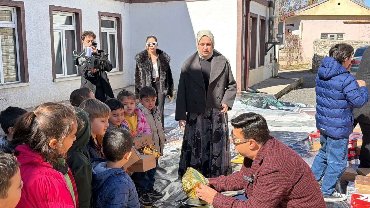 konyada-cocuklara-bayram-hediyesi-ayakkabi-ve-oyuncak-dagitildi
