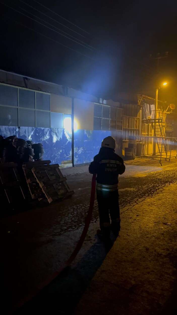 konyada-eski-tup-imalathanesinde-yangin-panigi