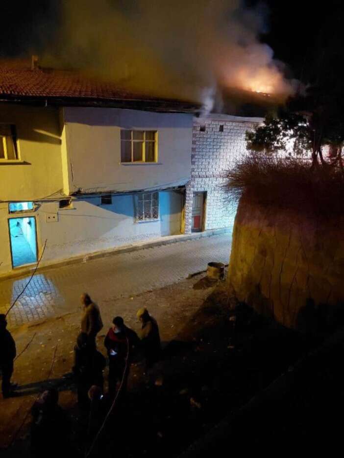 alevler-evi-sardi-2-kisi-yasamini-yitirdi