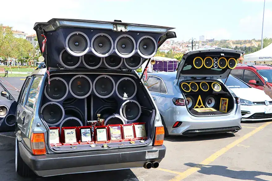 aracinda-multimedya-ekran-ve-ses-sistemi-olanlar-dikkat-agir-cezalar-geliyor