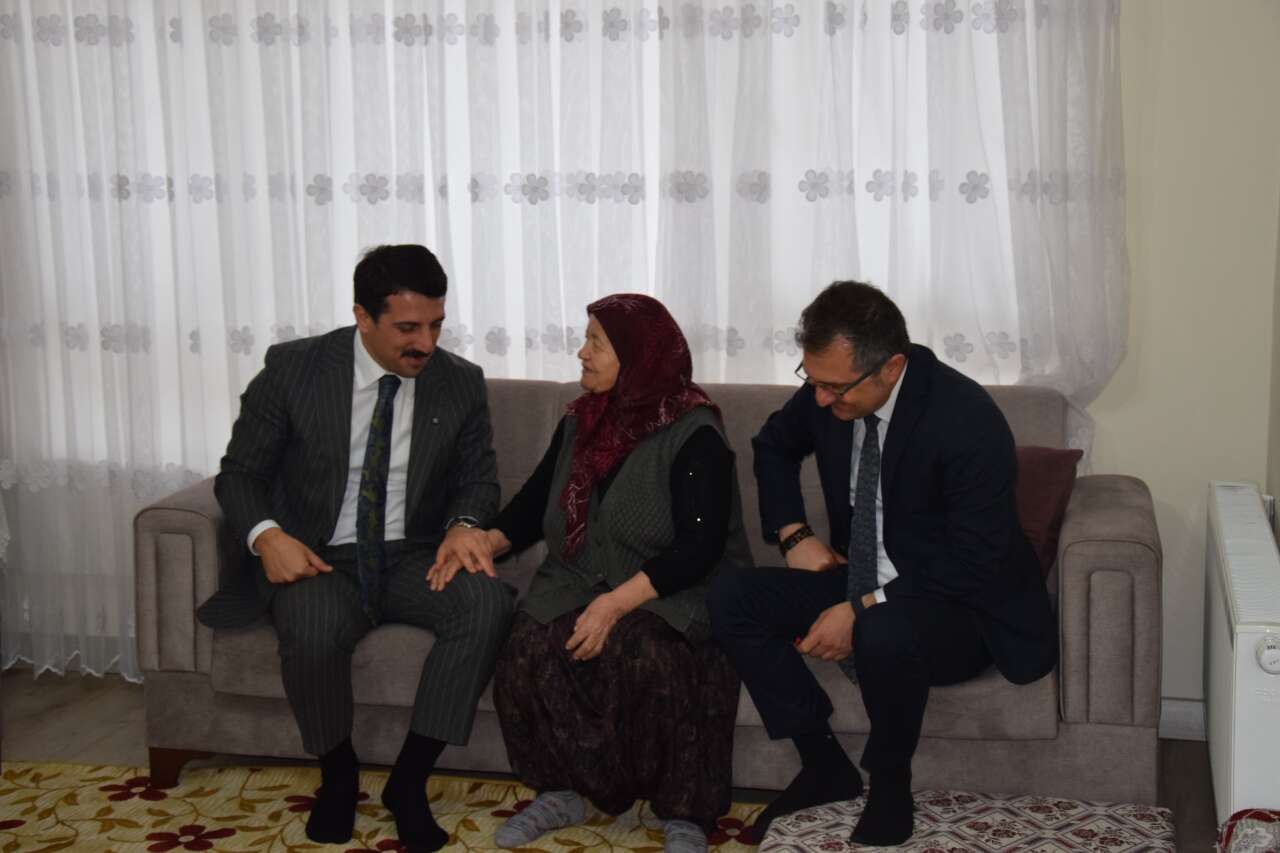 konya-karapinarda-bayramda-sehit-ailesine-anlamli-ziyaret