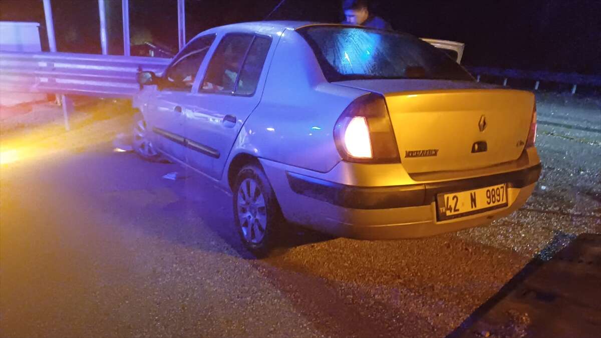 konyada-otomobil-bariyerlere-carpti-4-yarali-var