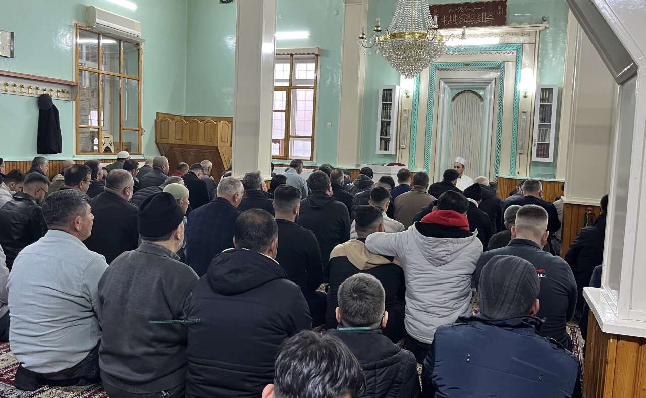 konyanin-ilcelerinde-bayram-heyecani-camiler-doldu-tasti