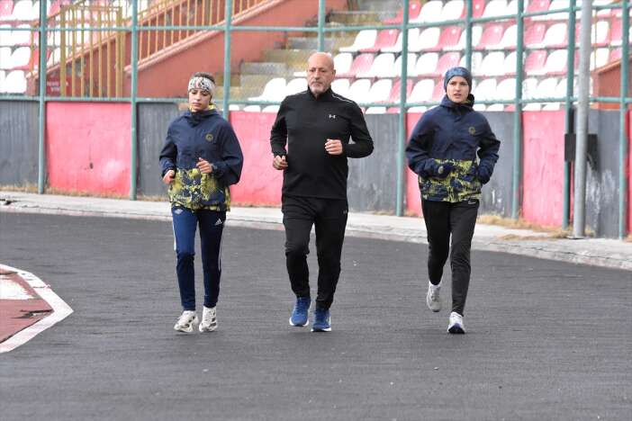 emekli-olduktan-sonra-atletizme-basladi-barilariyla-genclere-tas-cikartti