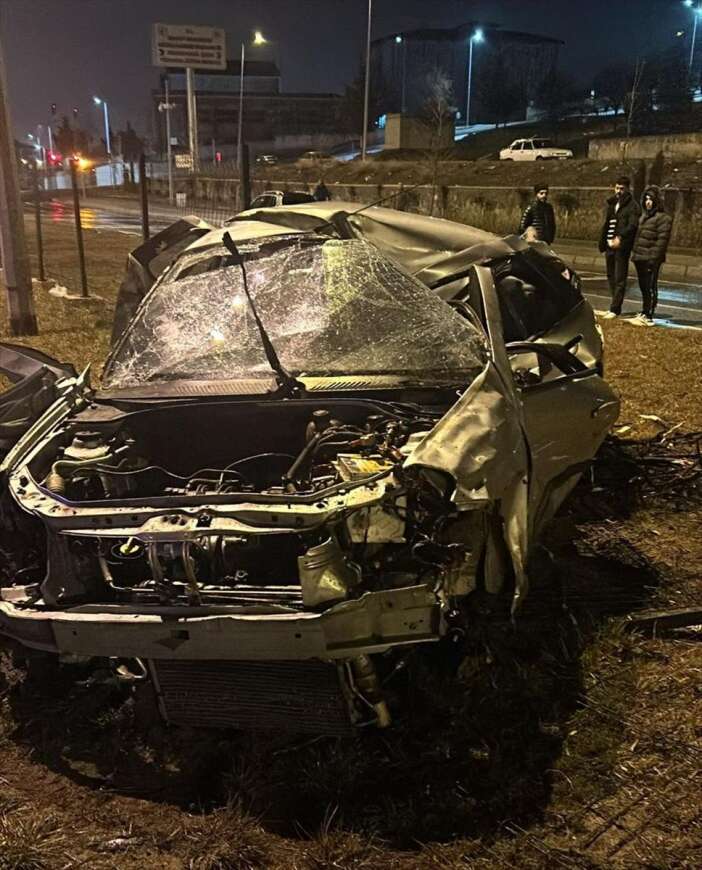 kontrolden-cikan-otomobil-devrildi-onur-kocak-oldu