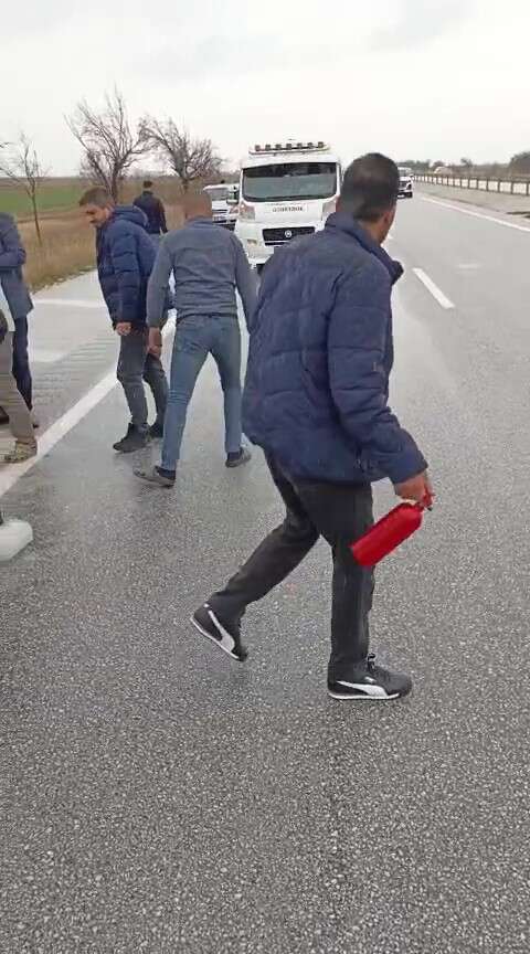 konyada-seyir-halindeki-aracta-yangin-panigi