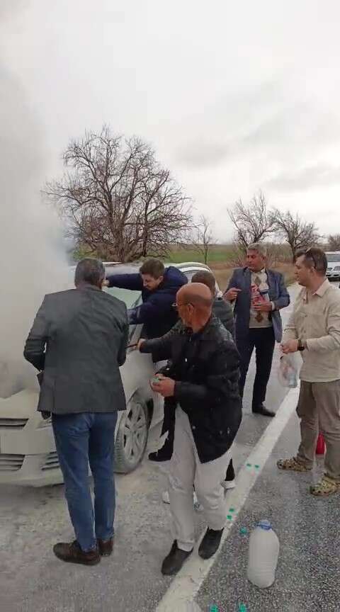 konyada-seyir-halindeki-aracta-yangin-panigi