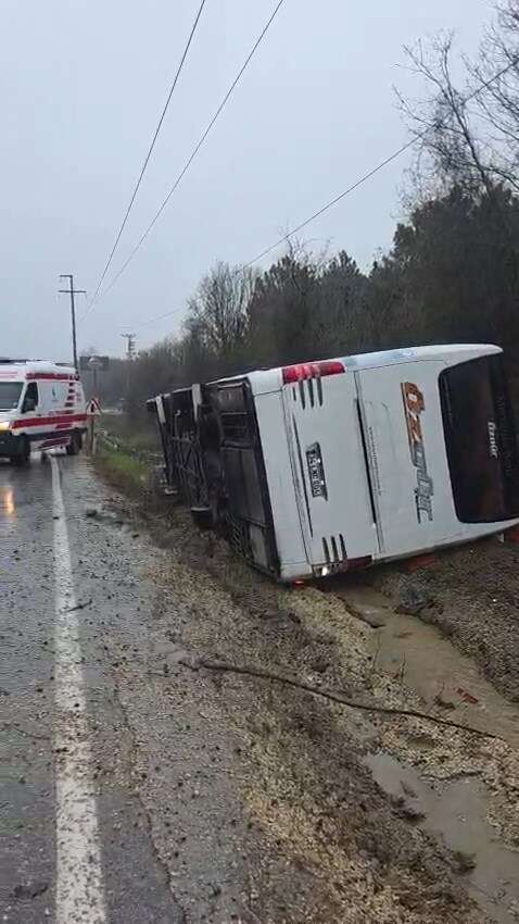 polislerin-oldugu-midibus-devrildi-3-yarali-var